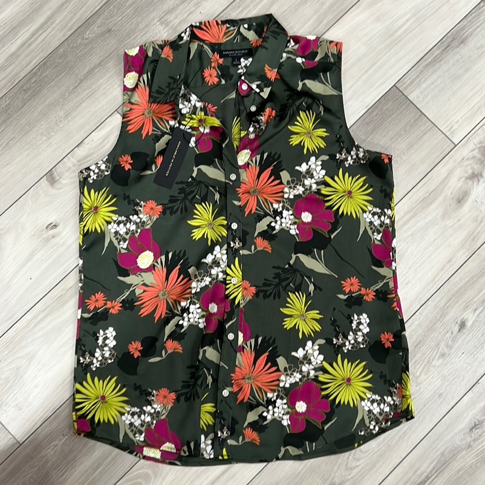 Banana Republic silky soft sleeveless blouse